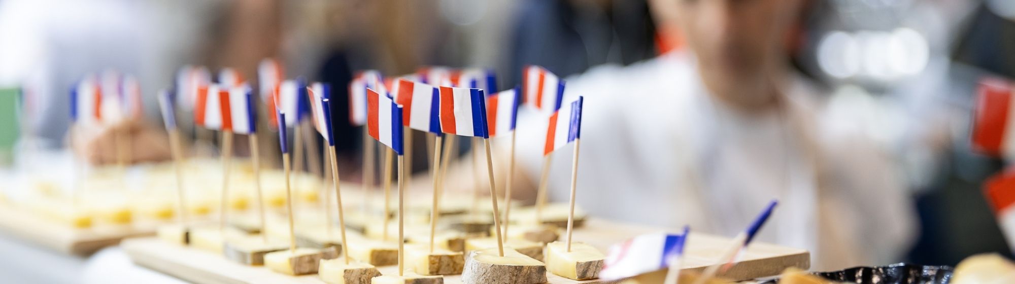 Plateau de dégustation présentant différentes spécialités fromagères françaises lors d’un événement dédié à la filière laitière.