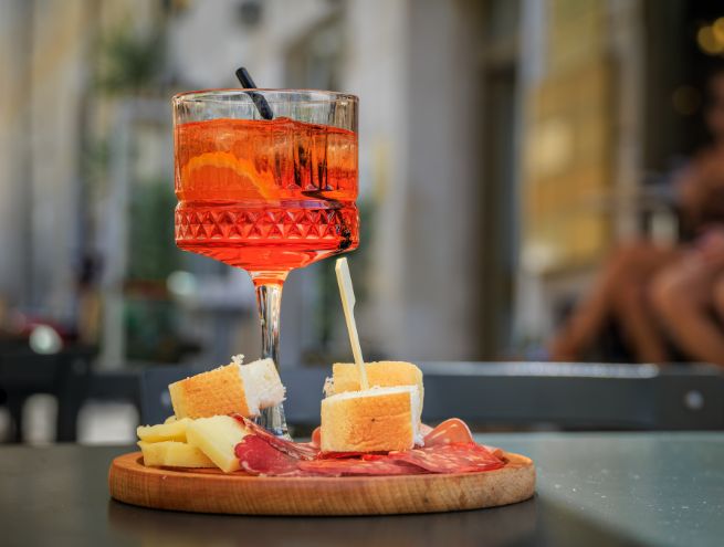 Assortiment de fromages accompagné d’un verre de spiritueux