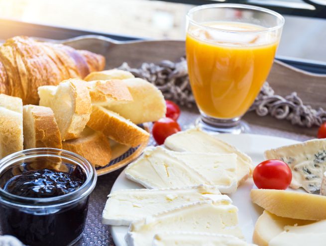 Plateau de fromages, pain et boisson sans alcool