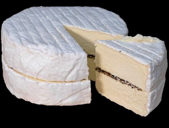 Fromage rond à croûte blanche présenté coupé, avec une part retirée révélant une pâte claire traversée par une fine couche sombre au centre.