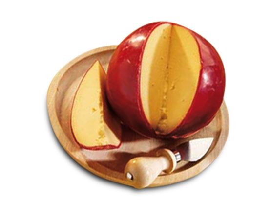 Fromage rond à croûte rouge présenté sur un plateau en bois, avec une part coupée et un couteau à fromage.