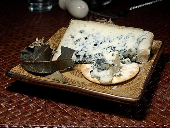 morceau de cabrales AOP sur une table