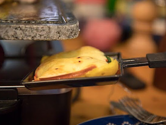 fromage à raclette sous appareil en train de fondre