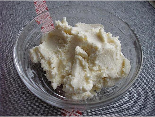 Bryndza fromage aop polonais écrasé dans un saladier transparent