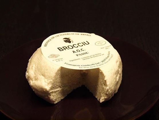 Morceau de Brocciu sur fond noir 