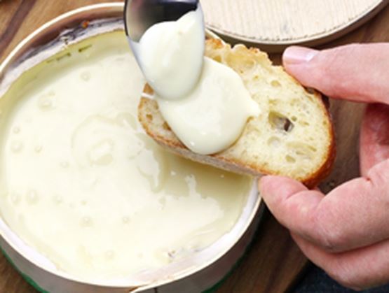 Morceau de Mont d'Or sur une tartine de pain