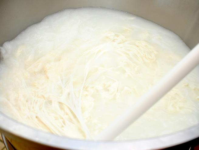 Fromage étant remué dans un contenant en inox