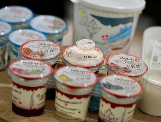 Pots de yaourt et crème au Salon du Fromage et des Produits Laitiers 