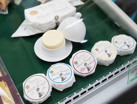Différents morceaux de beurre exposés sur le Salon du Fromage et des Produits Laitiers