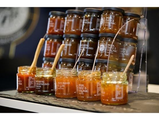 Pots de confiture exposés au Salon du Fromage et des Produits Laitiers
