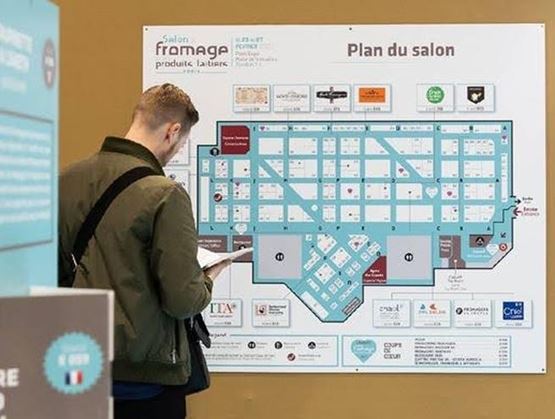 un exposant devant le plan du salon du fromage 