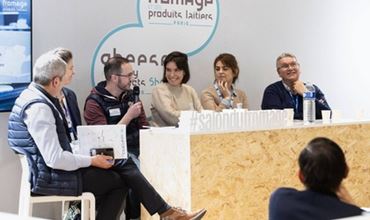Table ronde au Salon du fromage et des produits laitiers à Paris, avec plusieurs intervenants échangeant devant un public.