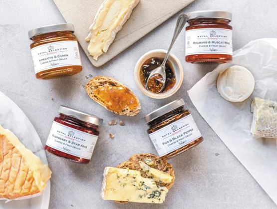 Composition gourmande avec des fromages, des tartines et plusieurs pots de confits Royal Selection pour accompagner le fromage.