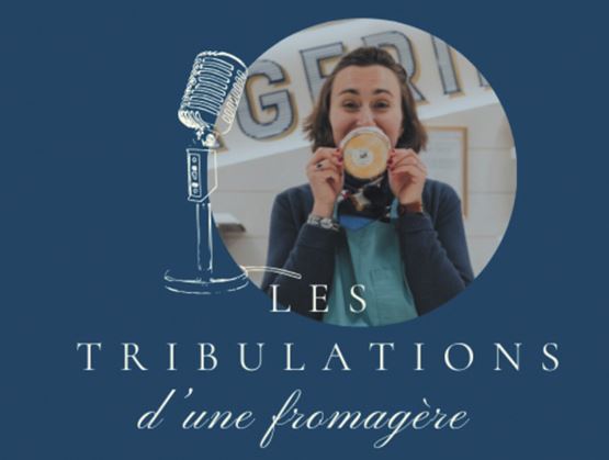 Visuel de l’émission « Les tribulations d’une fromagère » avec une femme tenant un fromage devant son visage et une illustration de micro.