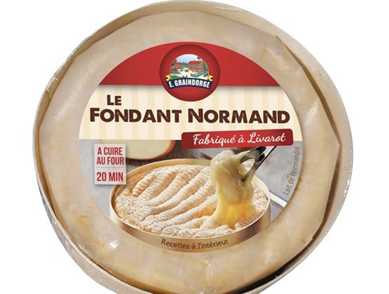 Fromage Le Fondant Normand dans son emballage, avec une étiquette indiquant une cuisson au four en 20 minutes.