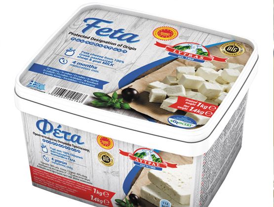 Barquette de feta en cubes présentée dans un emballage blanc avec étiquette bleue et rouge.