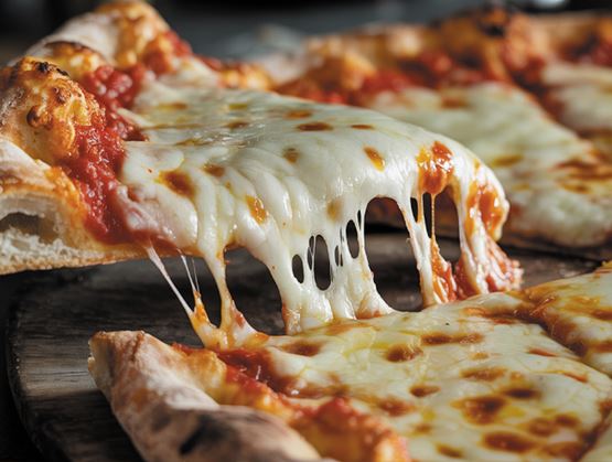 Gros plan sur une pizza au fromage fondu, avec une part tirée laissant apparaître des fils de mozzarella et de la sauce tomate.