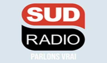 Logo de Sud Radio sur fond bleu clair, avec le slogan « Parlons vrai » inscrit sous le nom de la station.