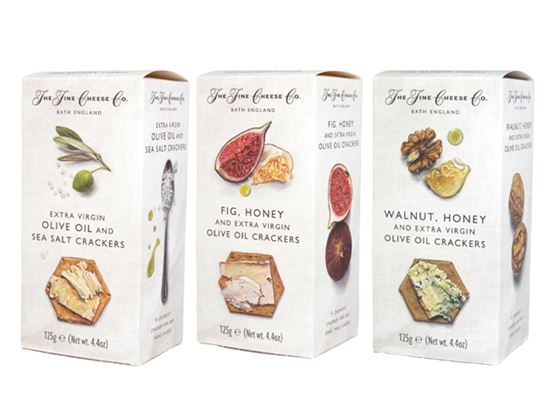 Trois boîtes de crackers The Fine Cheese Co. présentées sur fond blanc, aux saveurs huile d’olive et sel marin, figue et miel, et noix et miel.