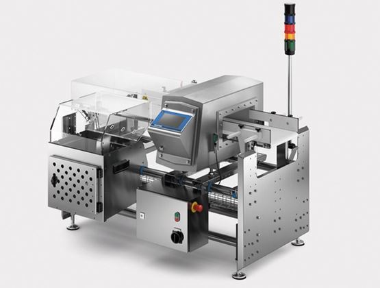 Machine industrielle de contrôle et de conditionnement en acier inoxydable, équipée d’un écran et d’un signal lumineux.