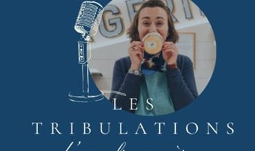 Visuel du podcast « Les tribulations d’une fromagère », avec une femme tenant un fromage devant son visage, une illustration de micro et un fond bleu.
