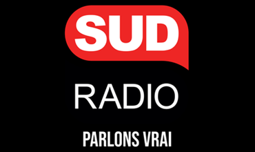 Logo de Sud Radio avec une bulle rouge contenant le mot « SUD » en blanc, suivi du texte « RADIO » et du slogan « Parlons vrai » sur fond noir.