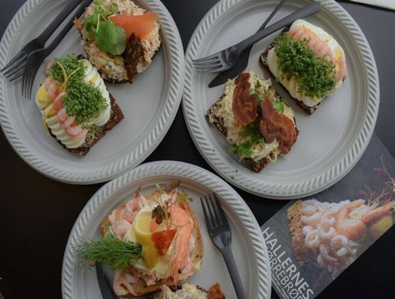 Assiettes de tartines garnies de crevettes, saumon, œufs et herbes fraîches.