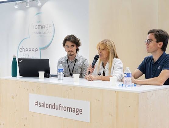 Trois intervenants participent à une table ronde au Salon du Fromage et des Produits Laitiers.