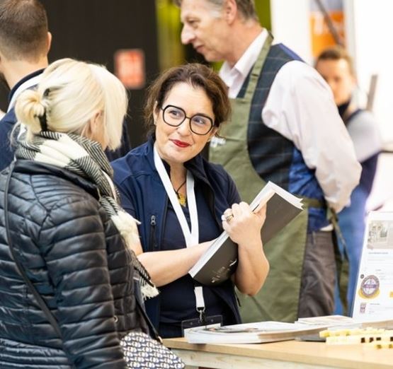 exposante discutant avec visiteur