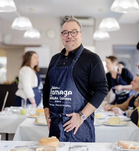 Photo de Jeanne Gaffet et Marco Lubrano avec un fromage