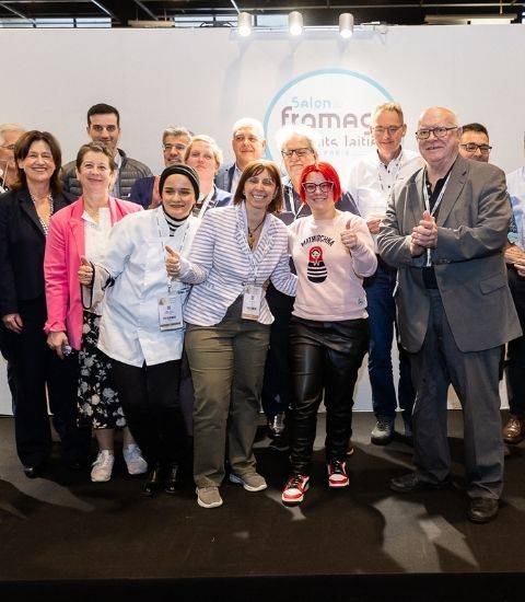 Groupe de personnes lors du salon du fromage, avec des trophées du concours coups de cœur 2024, tenant des prix à la main