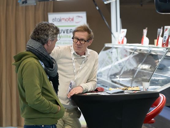 exposant discutant avec visiteur