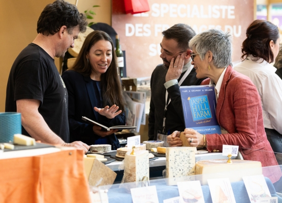 exposants et visiteurs au salon du Fromage et des Produits Laitiers