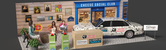 Mise en scène miniature avec voiture, figurines et devanture de magasin « Cheese Social Club ».