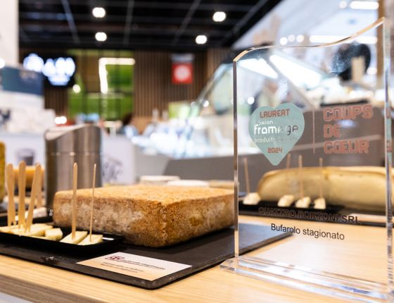 prix lauréat avec un plateau de fromage