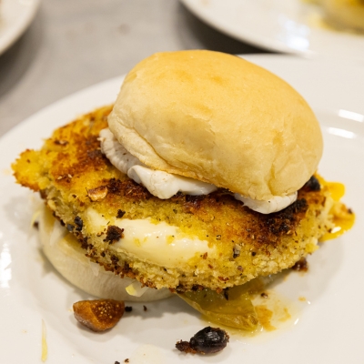 Un sandwich avec du pain de maïs, du fromage fondu et une garniture sucrée.