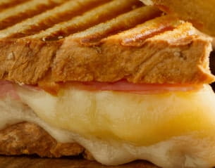 un sandwich au fromage fondu
