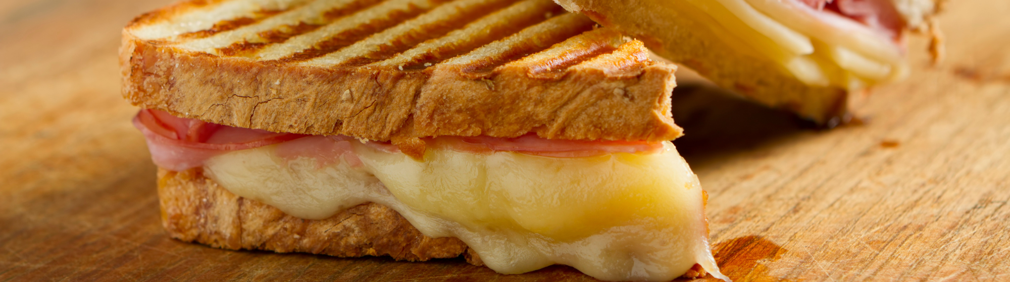 Un panini jambon fromage