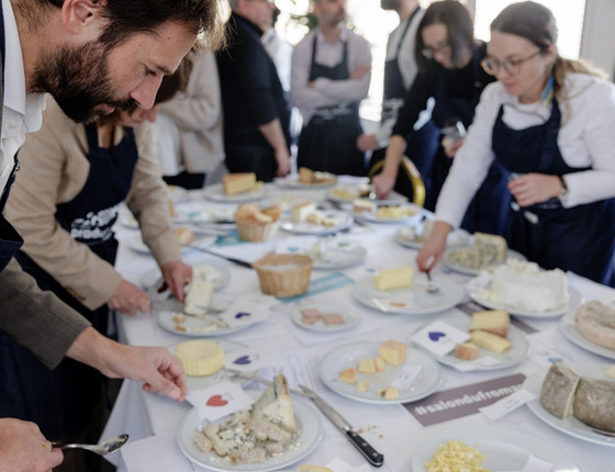Participants dégustant des fromages lors du concours Coup de Coeur au Salon du Fromage 2024.